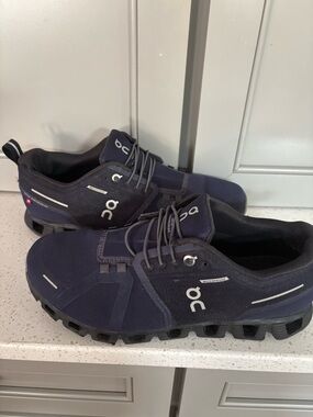 On Running Men's Navy/Black Cloudventure Waterproof Trail Shoes 9